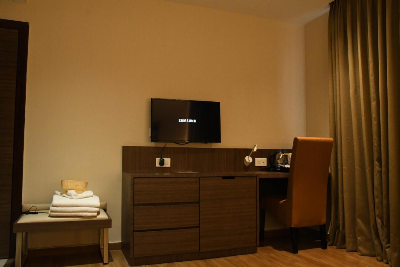 Lynq Aero Hotel Kolkata Exterior photo