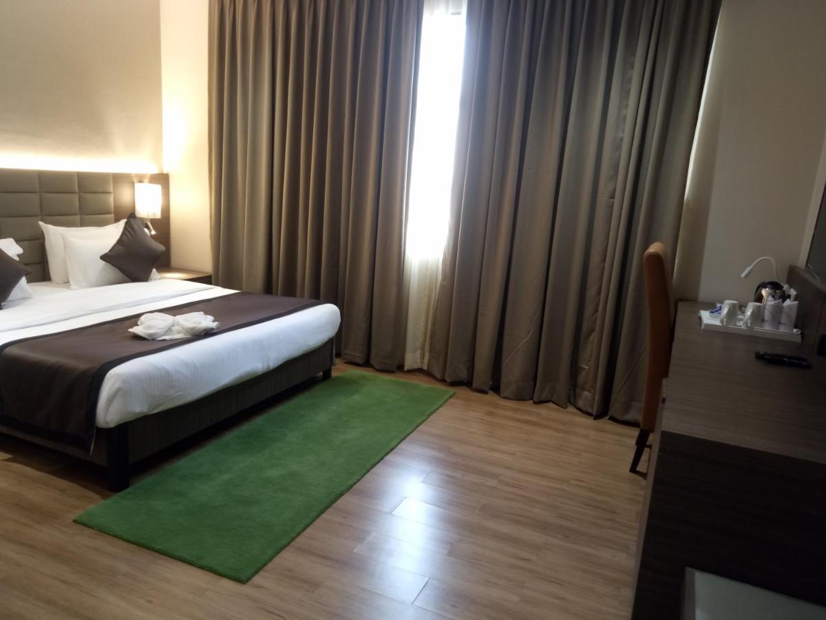 Lynq Aero Hotel Kolkata Exterior photo